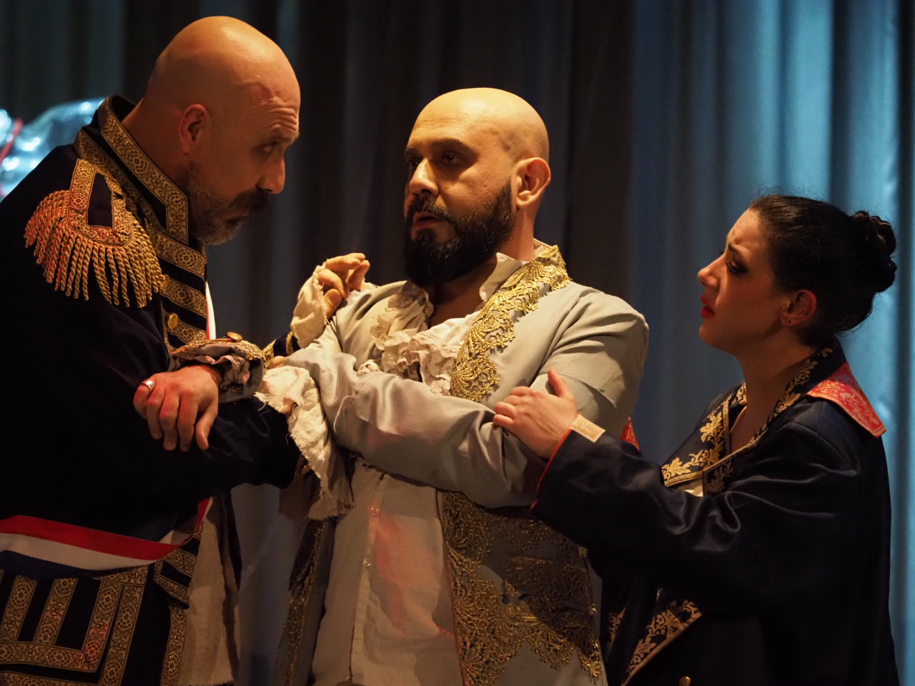 Tre interpreti in scena nello spettacolo De Sade – Inferno
